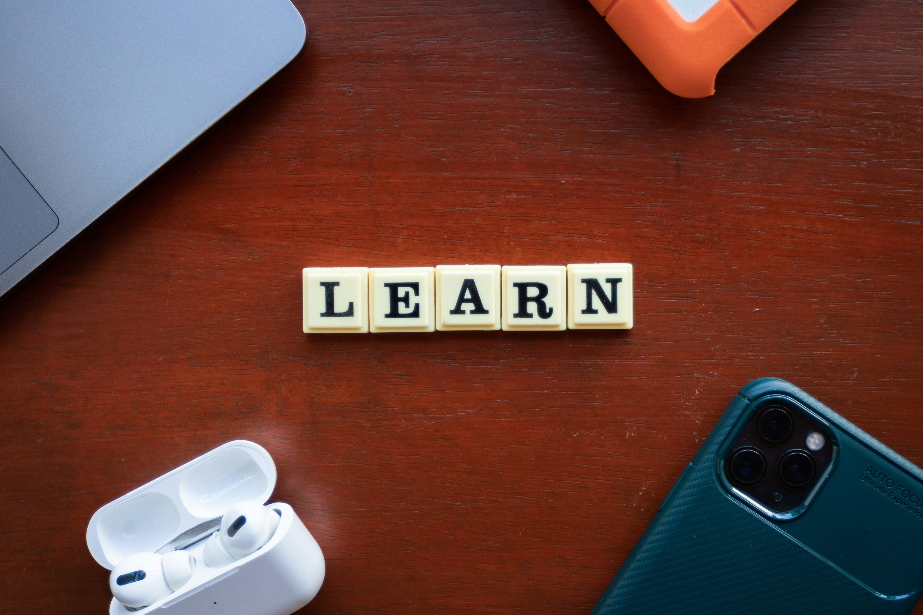 Lettres LEARN posées sur un bureau en bois